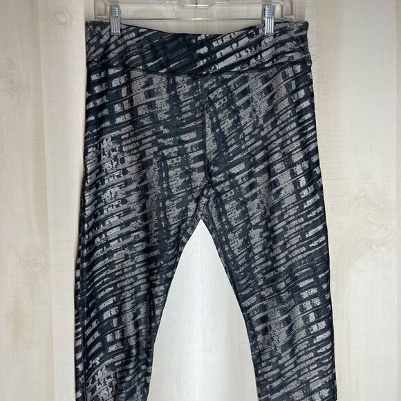 Under Armour black and grey capri length compression leggings, size XL - Picture 9 of 11